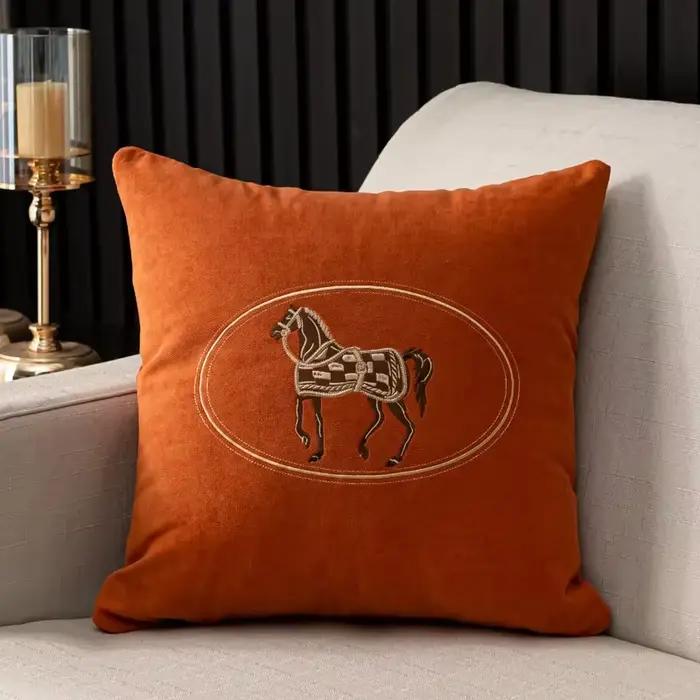 Housse de coussin brodée à la main, élégante, américaine, avec motif cheval, parfaite pour le canapé