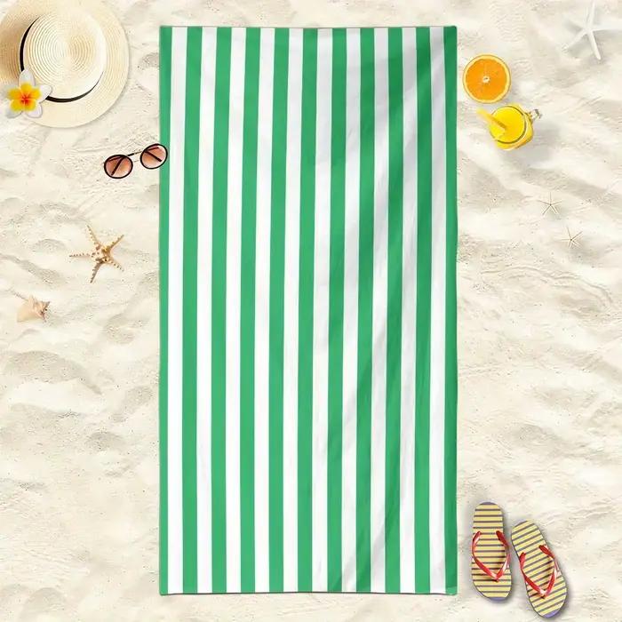 Serviette de plage rayée verte et blanche : parfaite pour les jours ensoleillés! Convient aux servie
