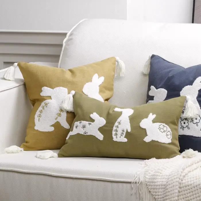 Housse de coussin brodée en forme de lapin de pâques