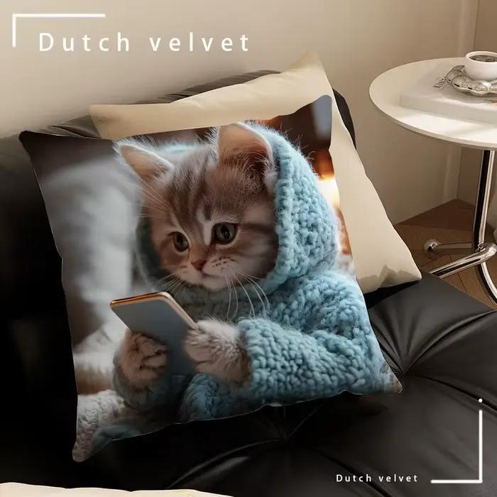 Chaton mignon dans une taie d'oreiller à capuche : confortable et adorable pour votre maison! Housse de coussin de
