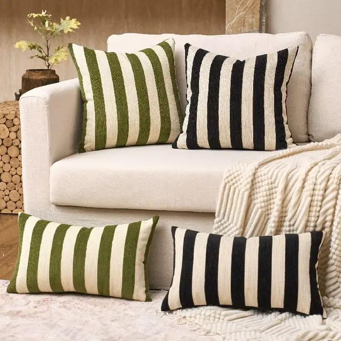 Housse de coussin rayée en chenille douce