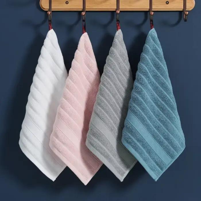 Serviette carrée utile pour le visage