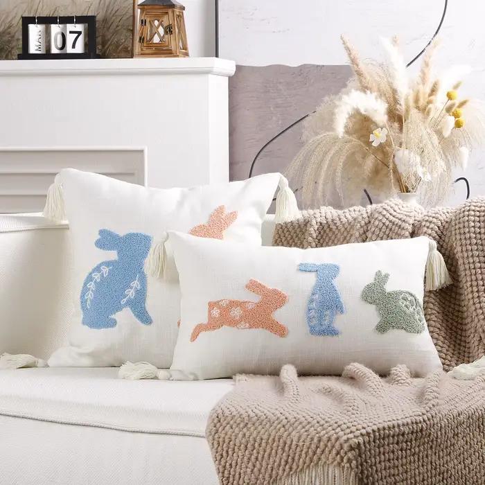 Housse de coussin brodée en forme de lapin de pâques