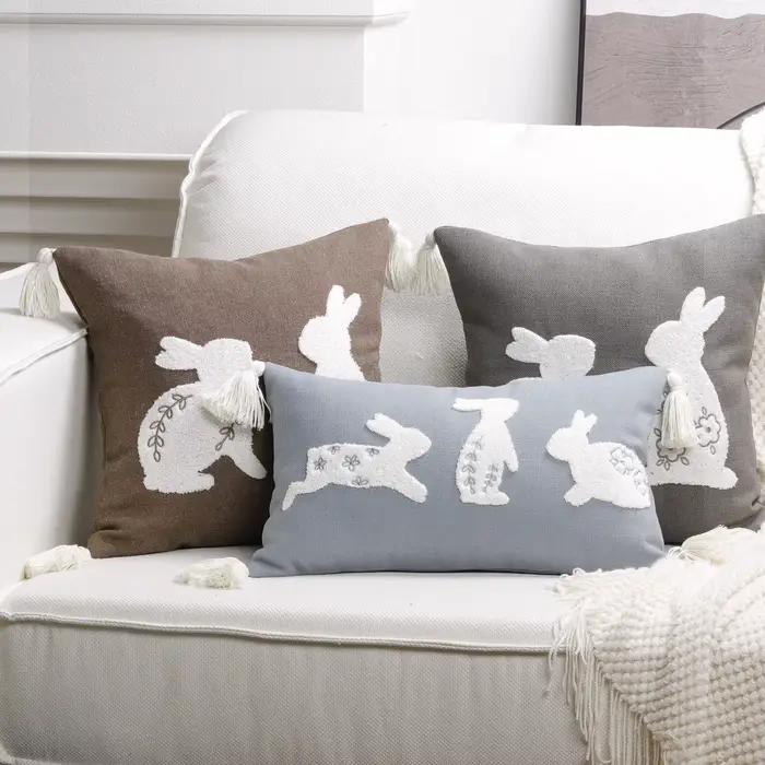 Housse de coussin brodée en forme de lapin de pâques