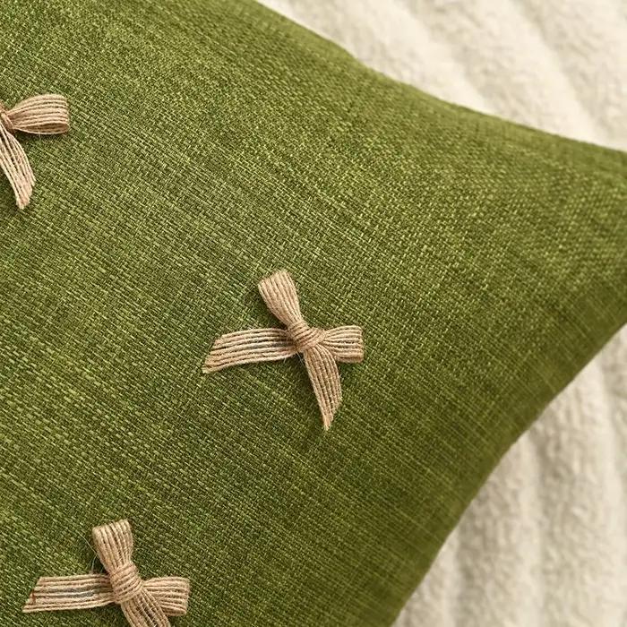 Housse de coussin brodée motif chat vert