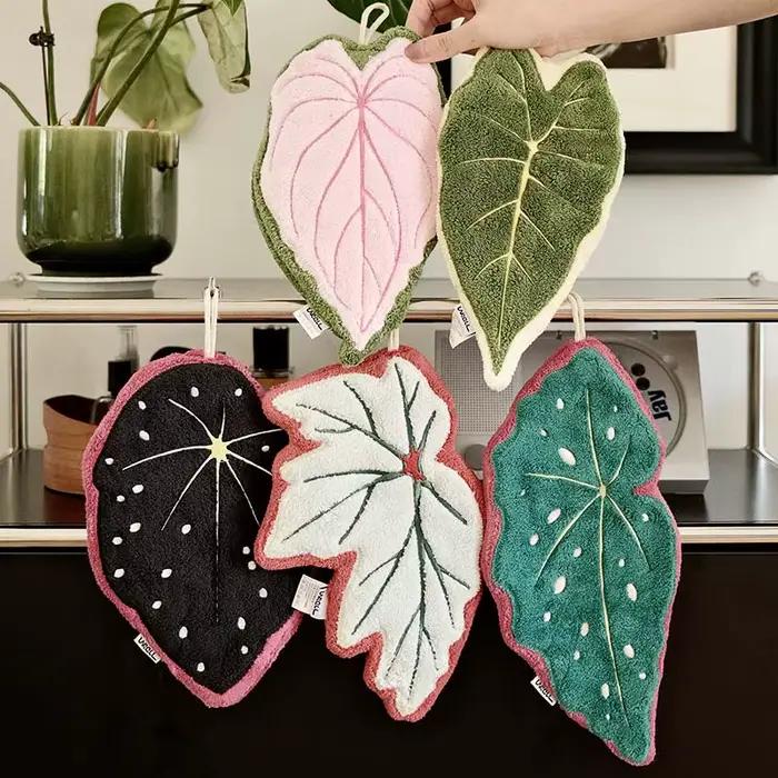 Serviettes à main à motifs de feuilles vertes
