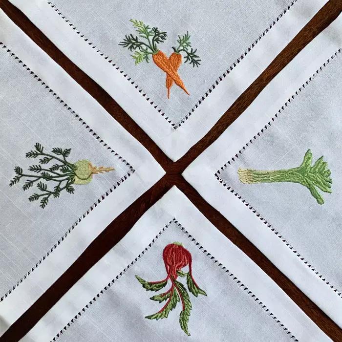 @ Serviettes à légumes brodées à ourlet