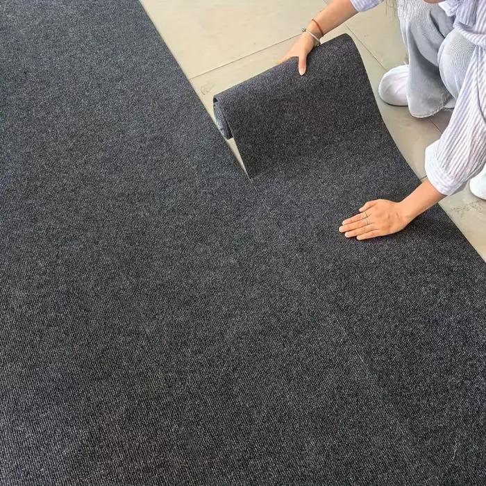 Tapis auto-adhésif pour salon