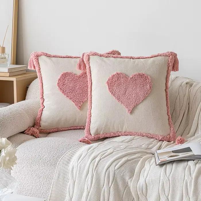 Housse de coussin capitonnée en coton rose avec glands