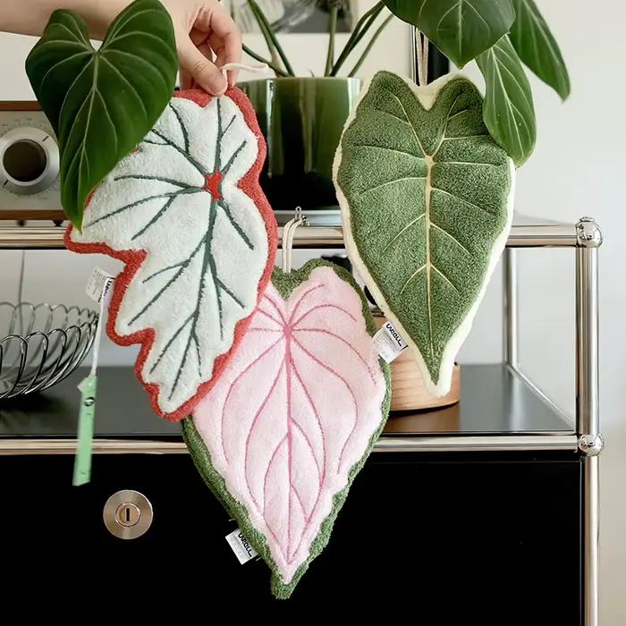 Serviettes à main à motifs de feuilles vertes