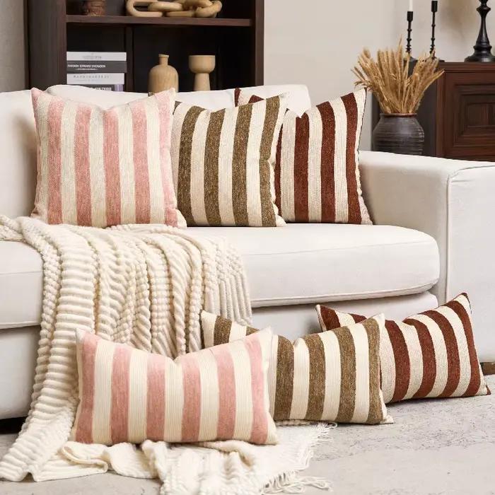 Housse de coussin rayée en chenille douce
