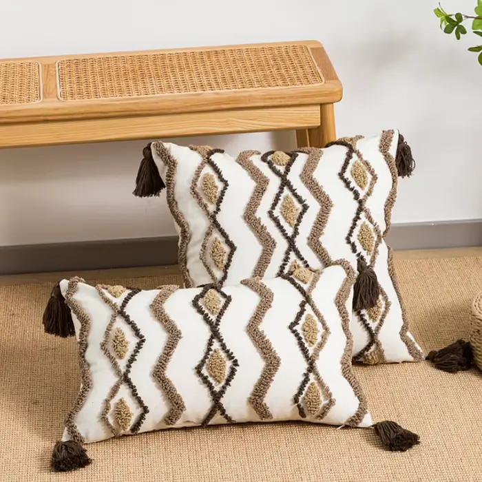 Juste de coussin à pompons marocains