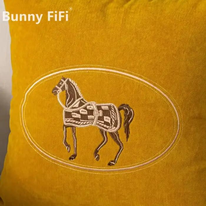 Housse de coussin brodée à la main
