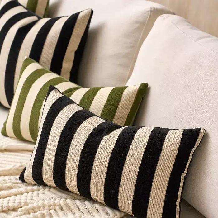 Housse de coussin rayée en chenille douce
