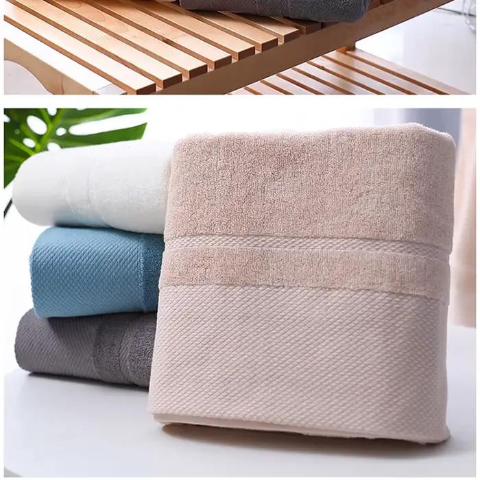 Serviette de bain avec nom brodé