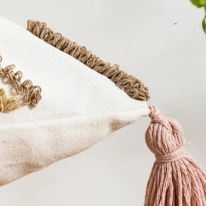 Juste de coussin à pompons marocains