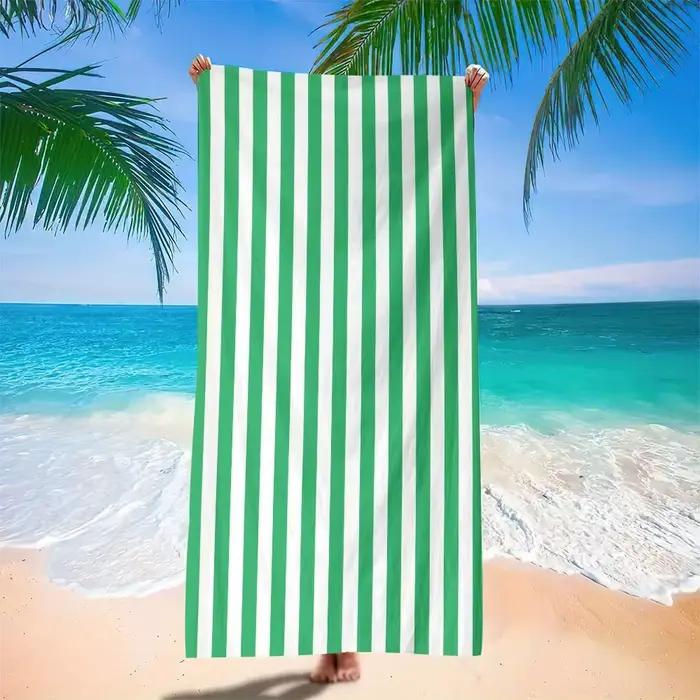 Serviette de plage rayée verte et blanche : parfaite pour les jours ensoleillés! Convient aux serviettes