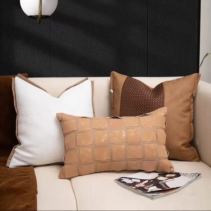 Housse de coussin marron en tissu PU