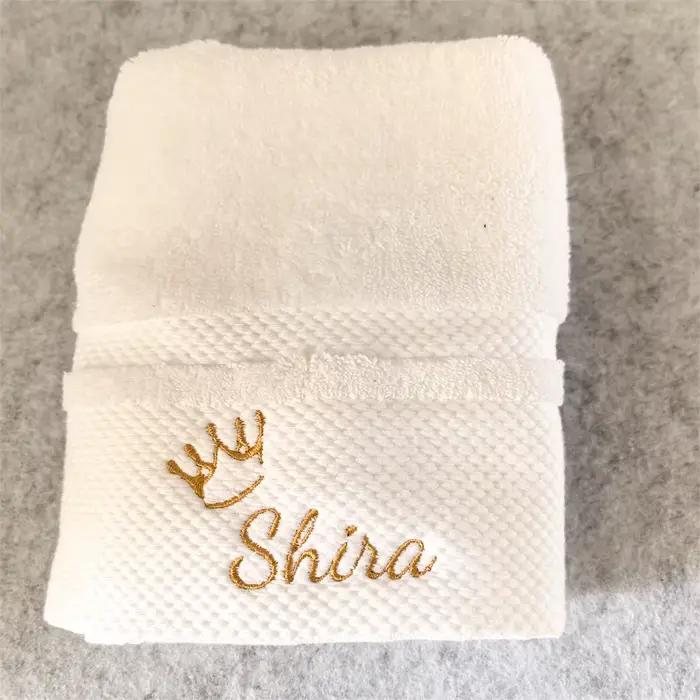 Serviette de bain avec nom brodé