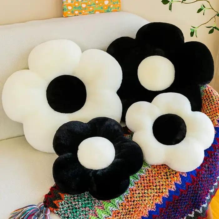 Coussin à fleurs blanc noir