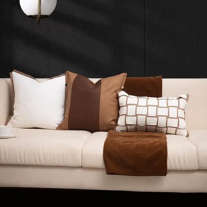 Housse de coussin marron en tissu PU