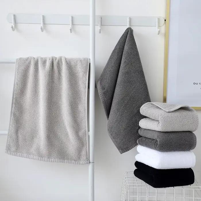 La serviette unie en pur coton 30x50cm est douce