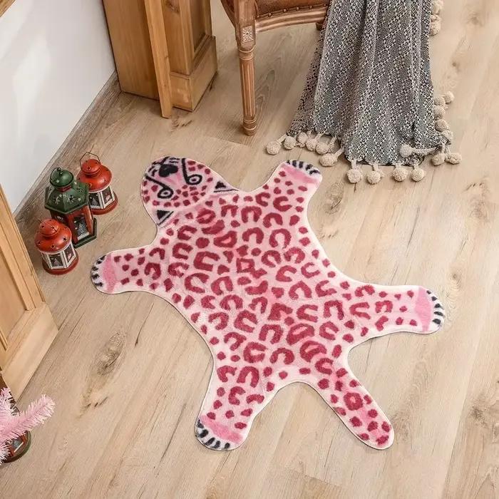 Tapis rose imitation léopard en similicuir