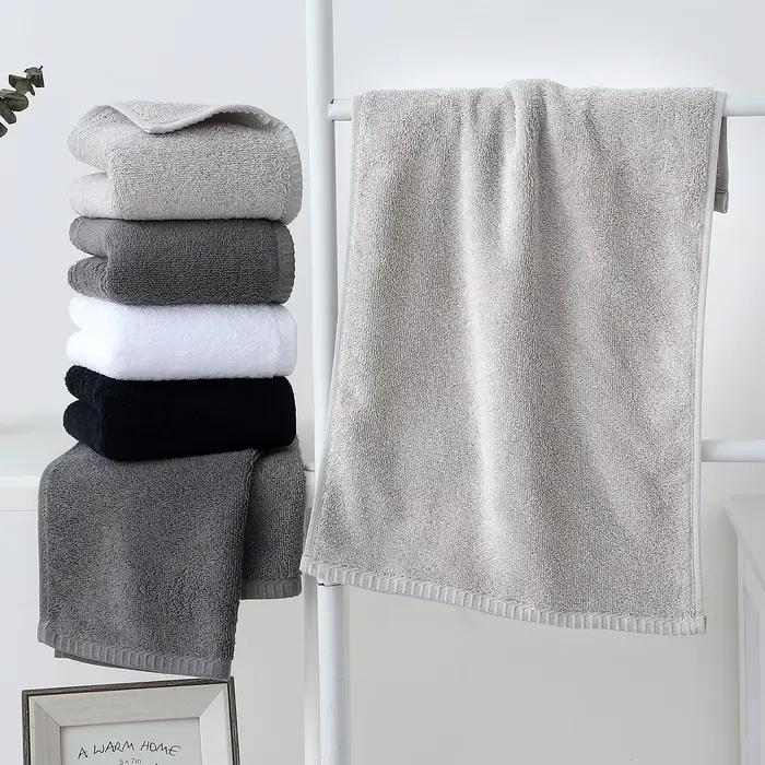 La serviette unie en pur coton 30x50cm est douce