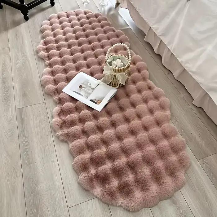 Un tapis de chambre à coucher blanc en peluche