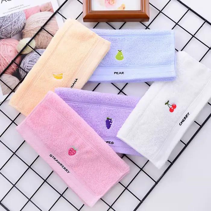Serviettes à main brodées sur le thème des fruits (lot de 5) – Matériau en coton doux