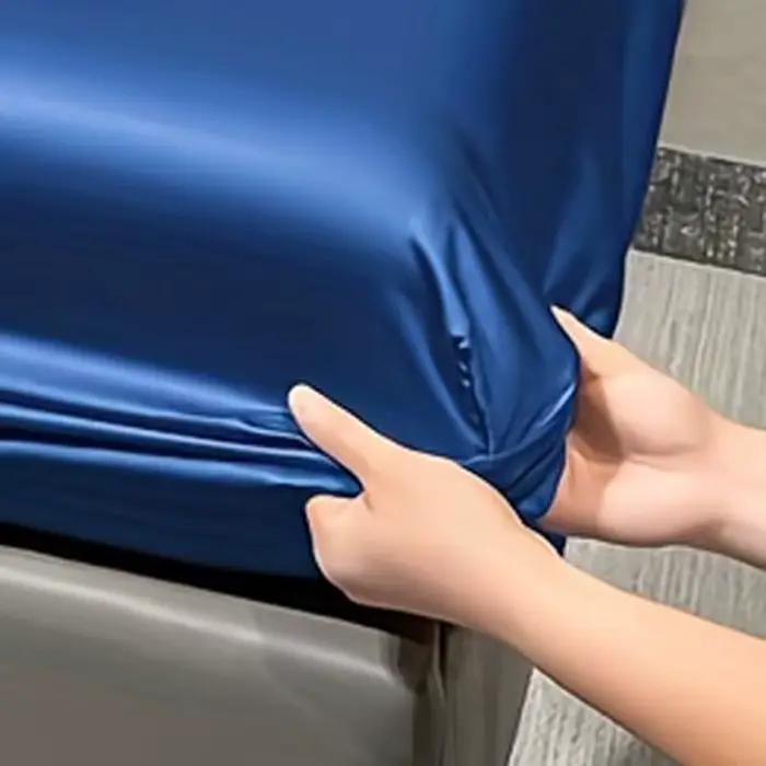 1 drap-housse en Satin de couleur unie