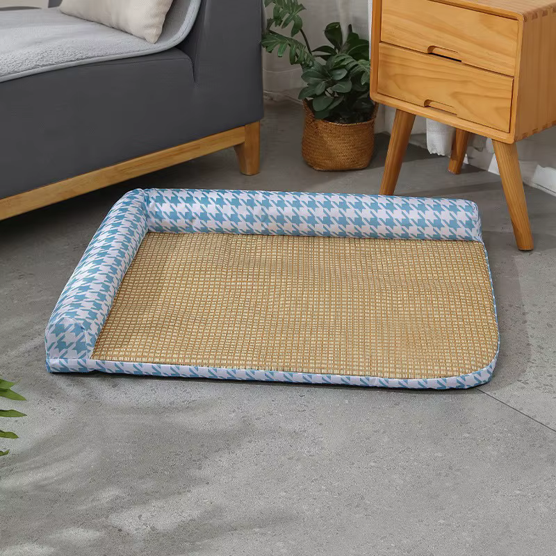 La maison pour chat et chien utilise des grands tapis de paille, des lits pour chats, des lits de gl