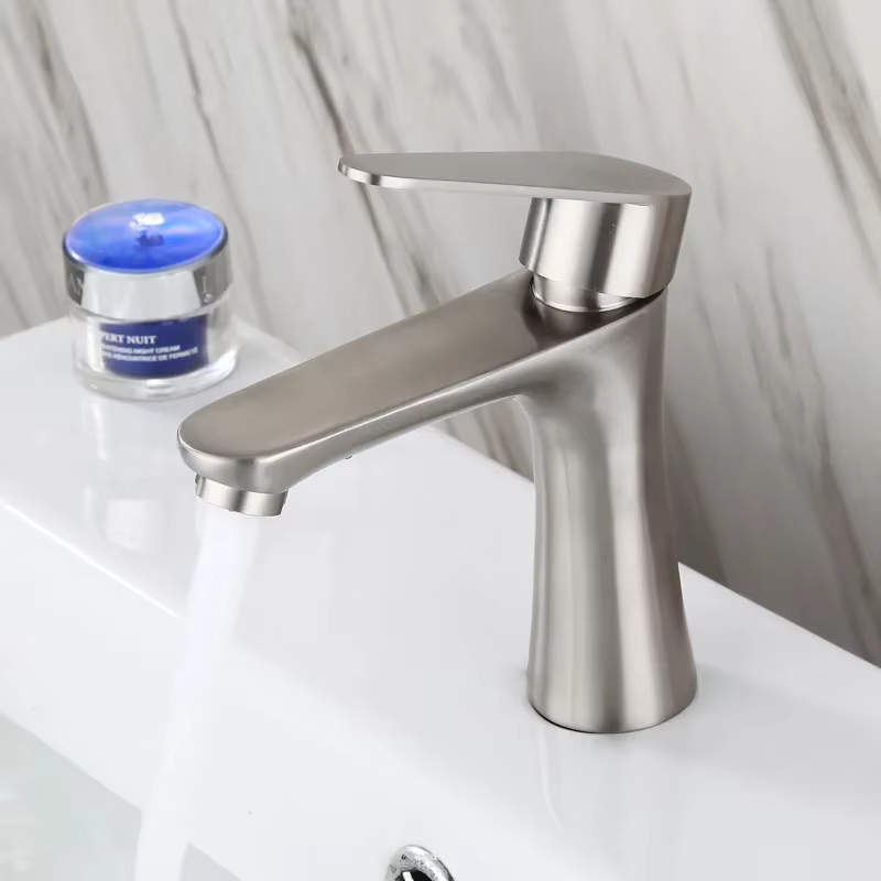 Robinet de lavabo d'évier de salle de bains, robinet de lavabo d'eau froide simple monté sur comptoi