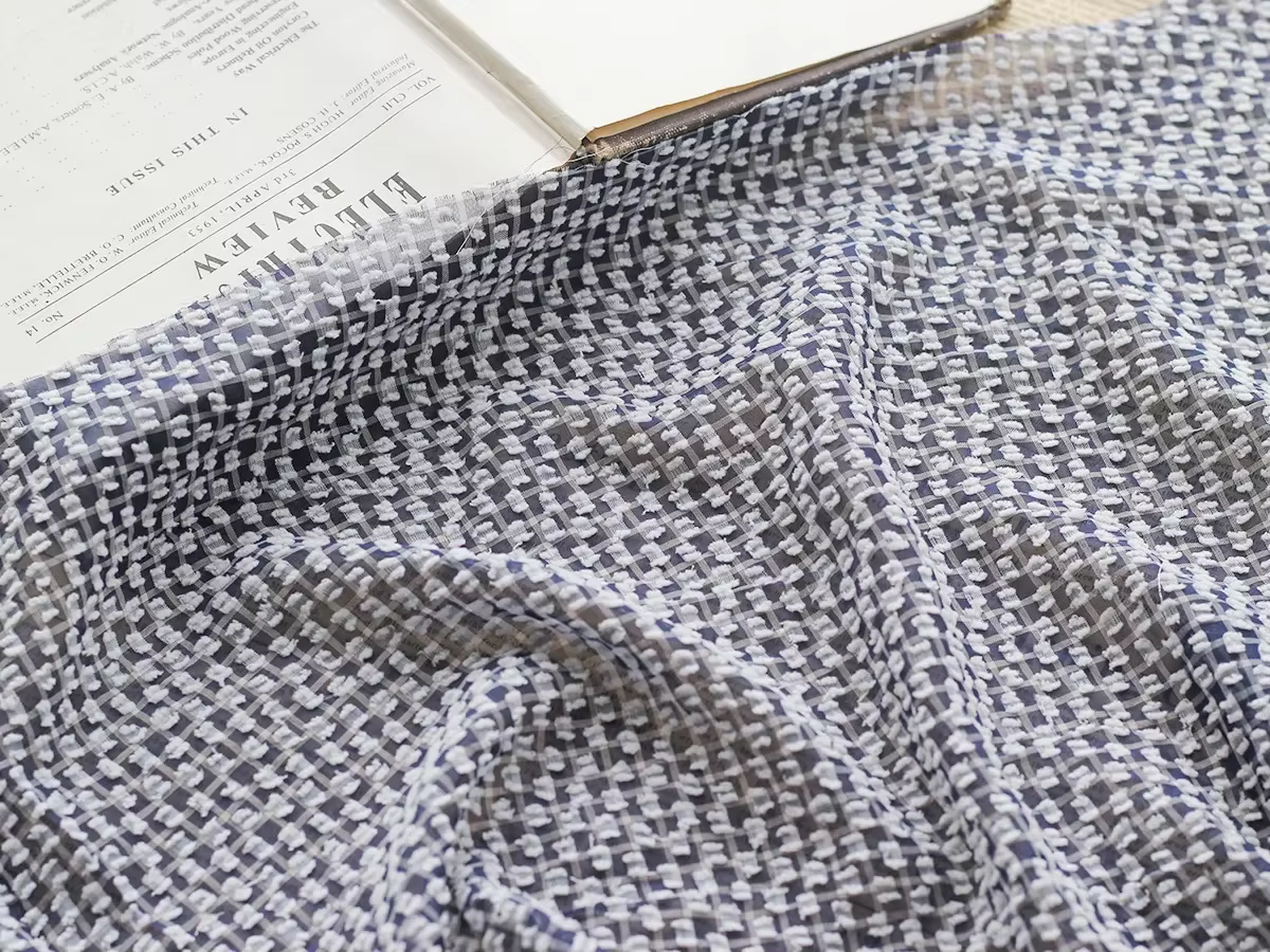 Tissu en mousseline de soie jacquard à carreaux de points de boule de fourrure blanche 3D pour robe 