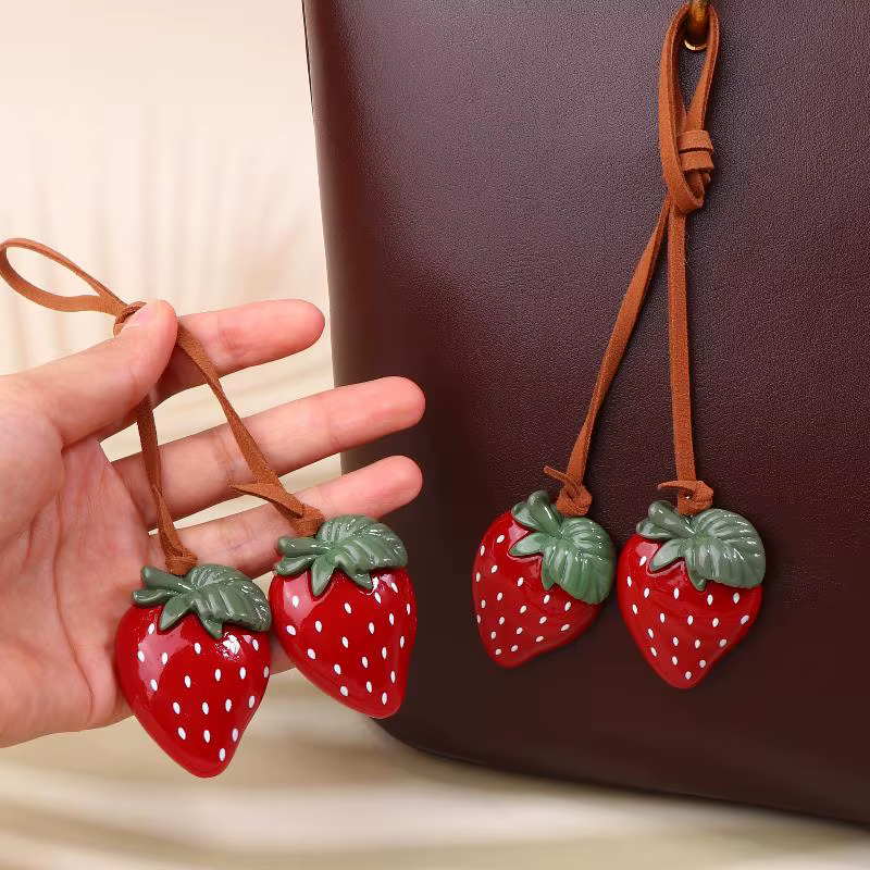 Accessoire de valise de porte-clés de voiture pendentif de sac à main d'ornement de fraise élégant; 