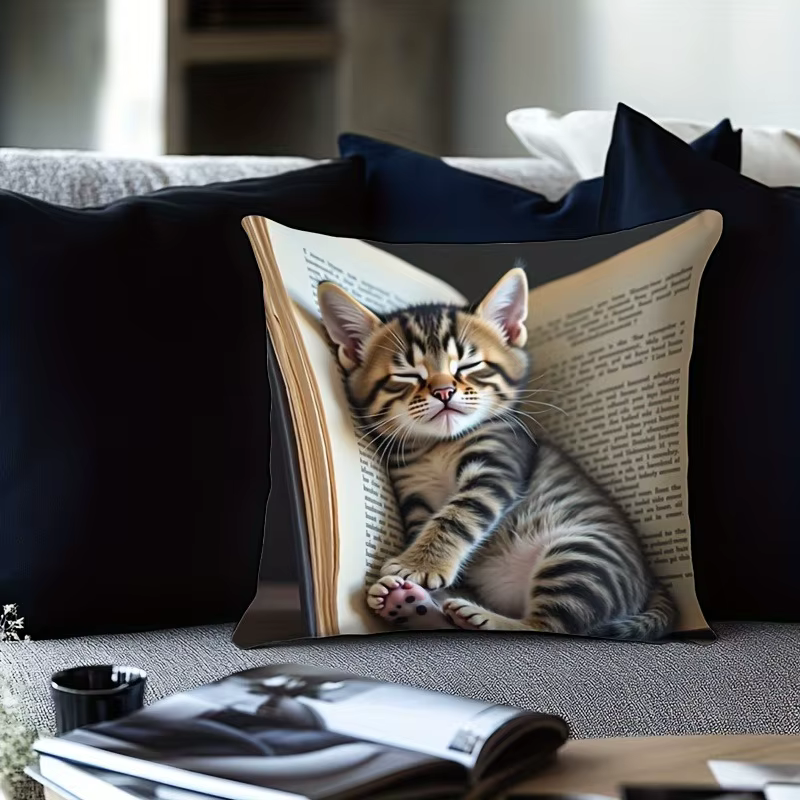Cuddle Up avec notre adorable taie d'oreiller dans le livre chaton! Housse de coussin de canapé, déc