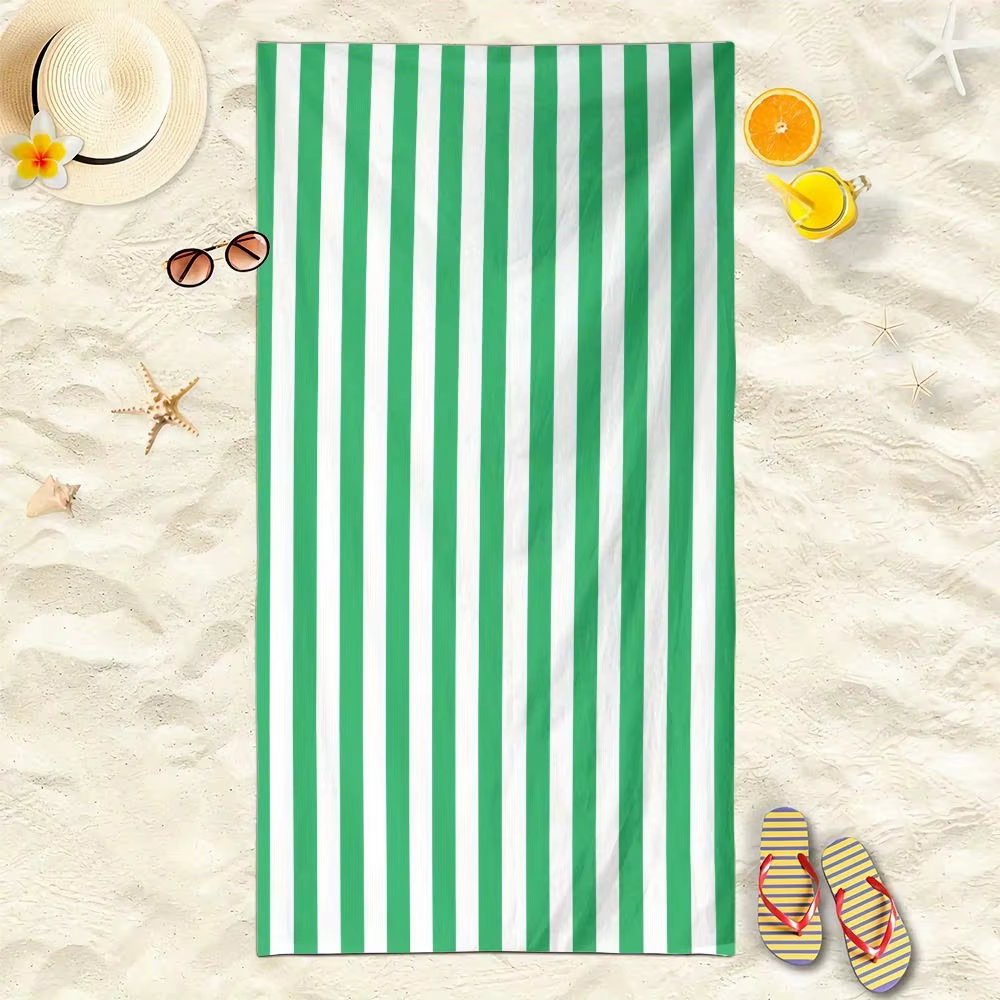 Serviette de plage rayée verte et blanche : parfaite pour les jours ensoleillés! Convient aux servie