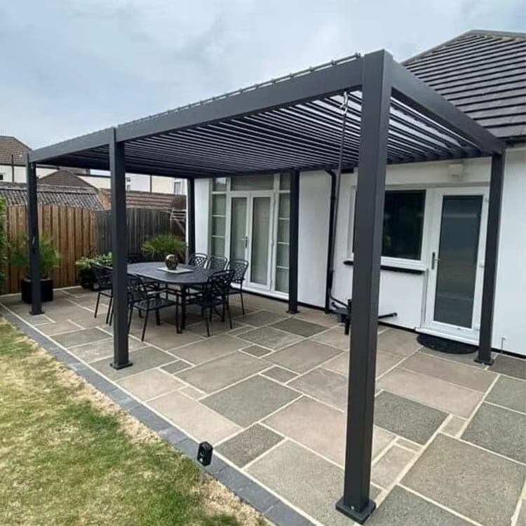 Pergola d'extérieur gris foncé avec stores à lamelles et rideaux latéraux/moteur/lumières LED