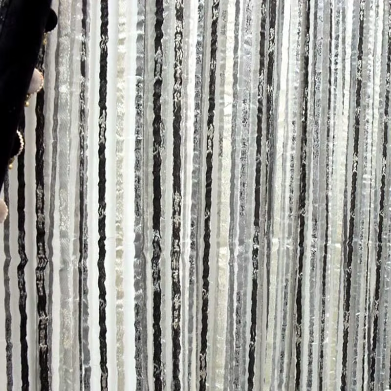 Rideau européen de luxe noir gris dans le salon, traitements de fenêtre, rideaux décoratifs à grille