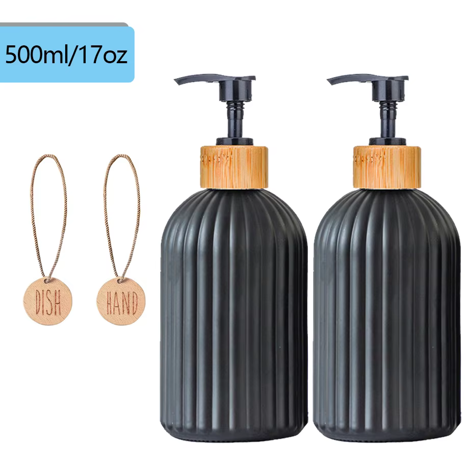 Distributeur de savon à vaisselle noir de cuisine, ensemble de bouteilles avec étiquettes, comptoir 
