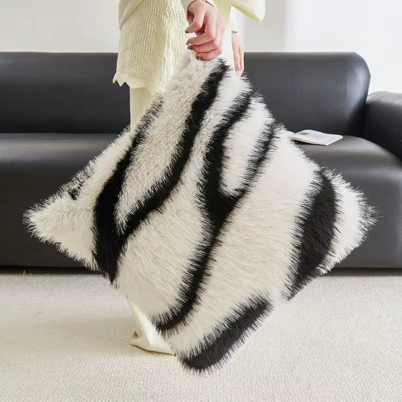 Housse de coussin géométrique luxueuse noire et blanche 60x60cm en suède et cuir pour canapé moderne