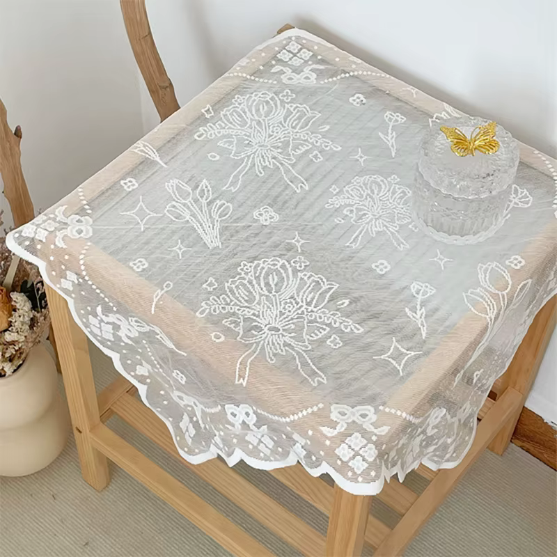 Une nappe en dentelle brodée antique - Nappe carrée en polyester avec processus de coupe de fleur él