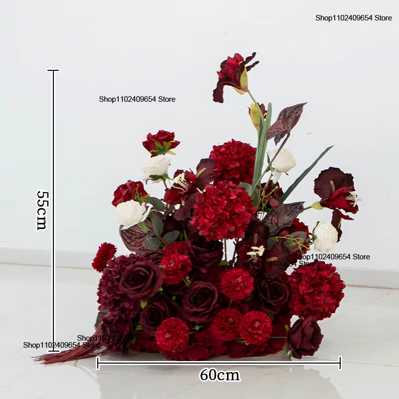 Arrangement floral suspendu de luxe en roses et hortensias rouge bordeaux pour décoration d'arche de