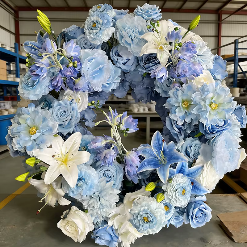 Guirlande florale romantique bleu clair de roses et d'hortensias pour toile de fond de mariage, cent
