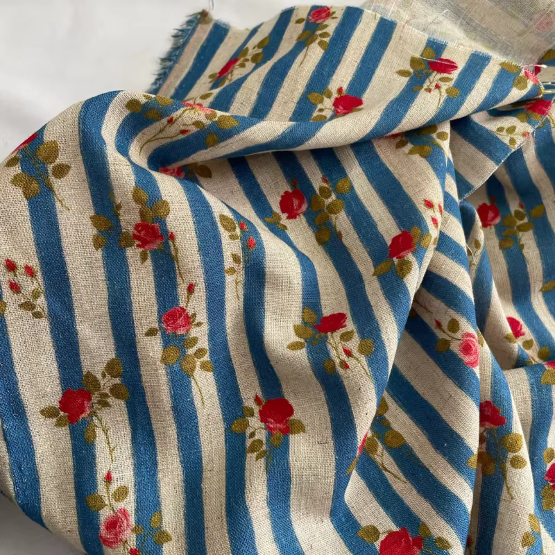 Tissu en coton et lin imprimé roses rouges et rayures bleues rétro pour robe ou chemisier, tissu fai