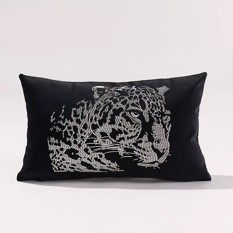 Housse de coussin de luxe haut de gamme brodée léopard, en velours noir avec imprimé léopard or et a