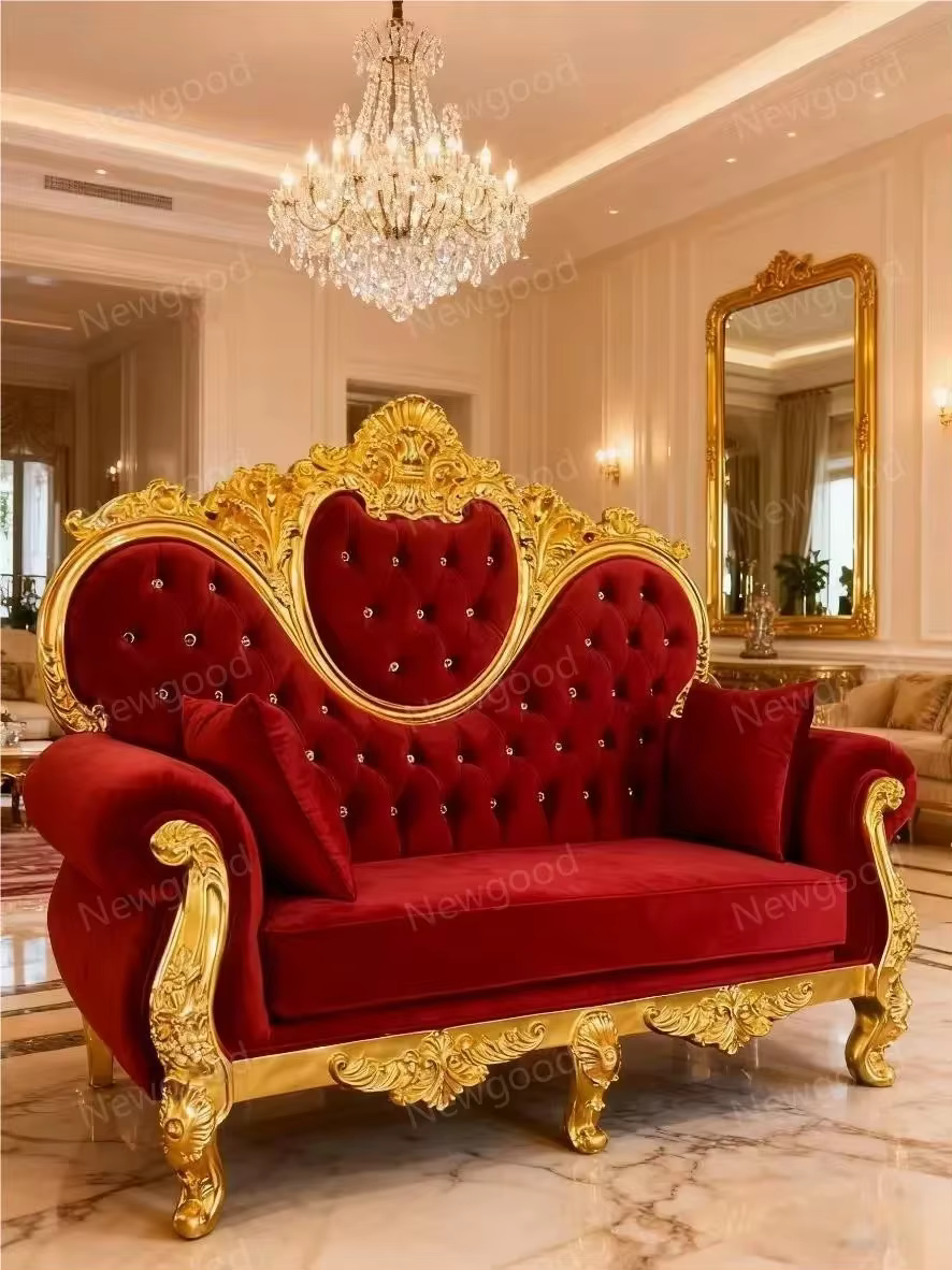 Canapé élégant d'inspiration baroque, luxe européen pour votre salon de villa.