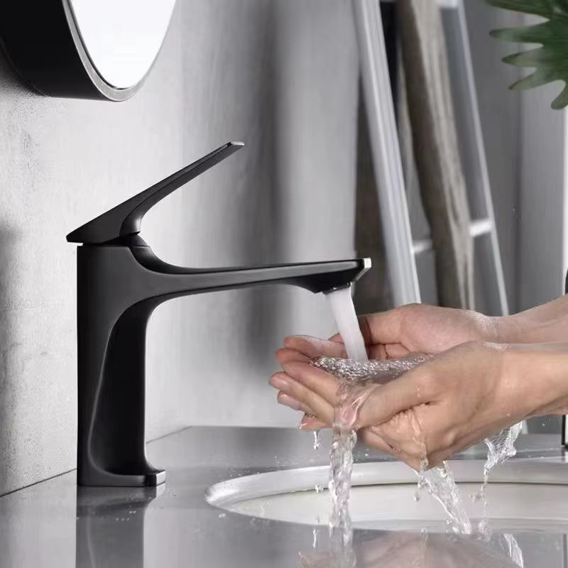 Robinet d'évier de salle de bains moderne à noyau en laiton, robinet d'eau de lavabo monté sur le po