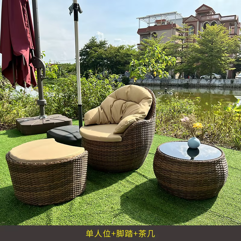 Tables et chaises en rotin, ensemble de trois pièces de chaise en rotin, cour de jardin, canapé pare