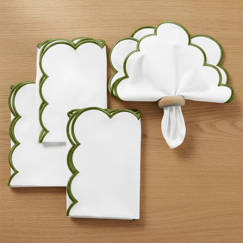 Serviettes en lin blanc avec bordure brodée festonnée verte